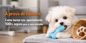 Filhote fofo mastiga brinquedo azul em tapete cinza